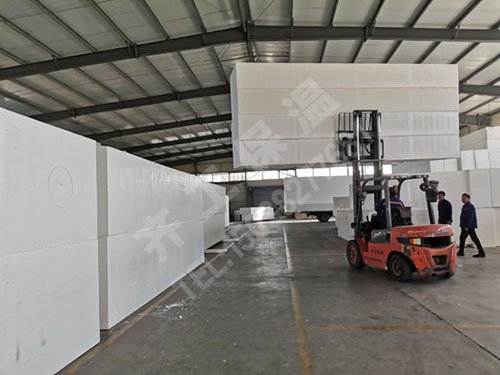  如何對(duì)擠塑板進(jìn)行現(xiàn)場的施工操作呢？